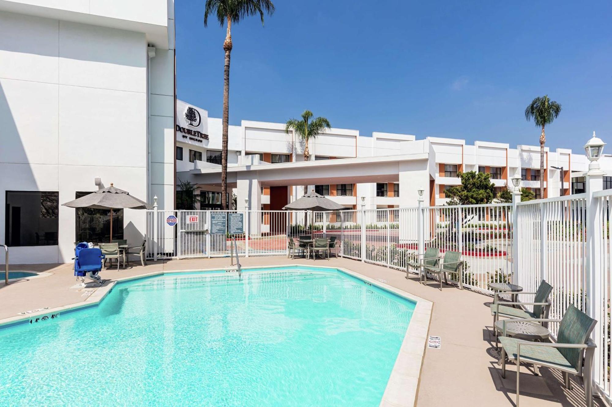 Hotel Doubletree By Hilton Pomona Exteriér fotografie